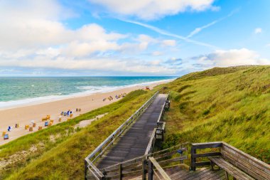 Gündoğumunda Wenningstedt plajı boyunca uzanan sahil yolu, Sylt Adası, Kuzey Denizi, Almanya