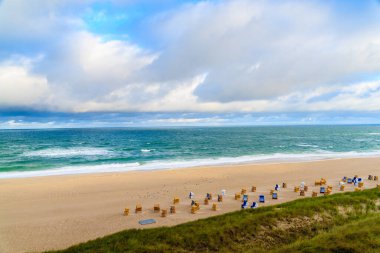 Gündoğumunda kumlu Wenningstedt sahilinde sandalyeler, Kuzey Denizi, Sylt Adası, Almanya
