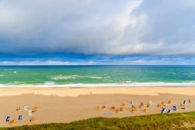 Kuzey Denizi, Almanya 'daki Sylt Adası' ndaki Wenningstedt köyünde gün doğumundaki kumsal manzarası