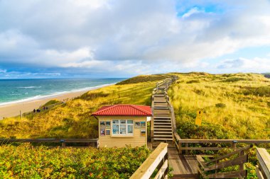 SYLT Adaları, Almanya - 11 SEP 2016: Wenningstedt plajı boyunca güneş doğarken sahil yolu, Sylt Adası, Kuzey Denizi, Almanya.
