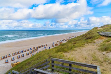 Kuzey Denizi, Almanya 'daki Sylt Adası' ndaki Wenningstedt köyünde gün doğumundaki kumsal manzarası
