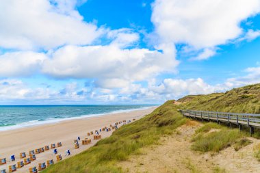 Kuzey Denizi, Almanya 'daki Sylt Adası' ndaki Wenningstedt köyünde gün doğumundaki kumsal manzarası