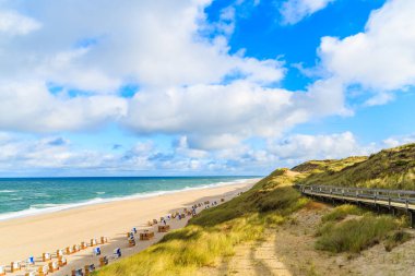 Kuzey Denizi, Almanya 'daki Sylt Adası' ndaki Wenningstedt köyünde gün doğumundaki kumsal manzarası