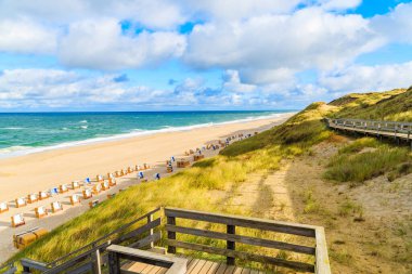 Wenningstedt sahilindeki sahil yolu sabahın erken saatlerinde Sylt Adası, Kuzey Denizi, Almanya