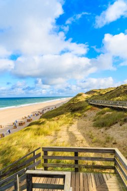 Kuzey Denizi, Almanya 'daki Sylt Adası' ndaki Wenningstedt köyünde gün doğumundaki kumsal manzarası