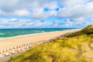 Kuzey Denizi, Almanya 'daki Sylt Adası' ndaki Wenningstedt köyünde gün doğumundaki kumsal manzarası
