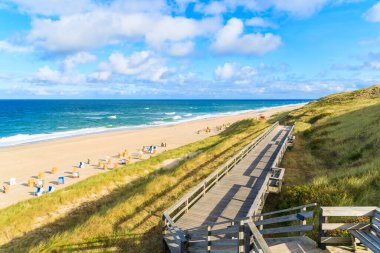Wenningstedt, Sylt Adası, Almanya 'da kum tepeciğinden kumsala adımlar