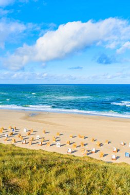 Kuzey Denizi, Almanya 'daki Sylt Adası' ndaki Wenningstedt köyünde gün doğumundaki kumsal manzarası