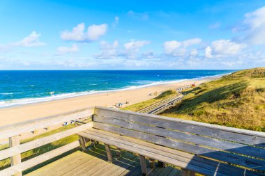 Kuzey Denizi, Almanya 'daki Sylt Adası' ndaki Wenningstedt plajına bakan kum tepesi manzarası