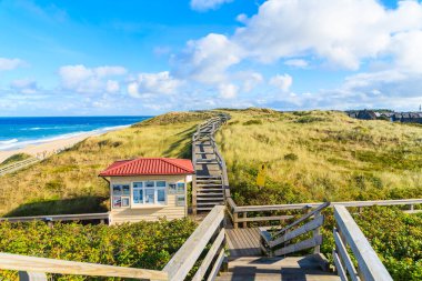 SYLT Adaları, Almanya - 11 SEP 2016: Wenningstedt plajı boyunca sabah erken saatlerde sahil yolu, Sylt Adası, Kuzey Denizi, Almanya.