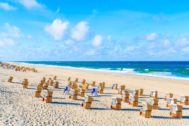 Almanya 'nın Sylt Adası' ndaki Wenningstedt köyündeki güzel plajda sandalyeler