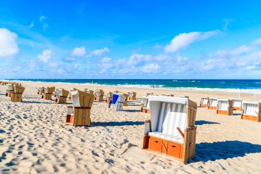 Kuzey Denizi, Almanya 'daki Sylt Adası' ndaki Wenningstedt köyündeki kumlu plajda hasır sandalyeler.