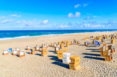 Kuzey Denizi, Almanya 'daki Sylt Adası' ndaki Wenningstedt köyündeki kumlu plajda hasır sandalyeler.