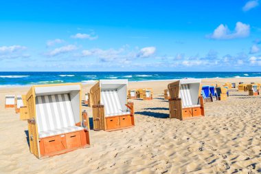 Kuzey Denizi, Almanya 'daki Sylt Adası' ndaki Wenningstedt köyündeki kumlu plajda hasır sandalyeler.