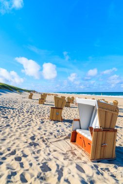 Kuzey Denizi, Almanya 'daki Sylt Adası' ndaki Wenningstedt köyündeki kumlu plajda hasır sandalyeler.