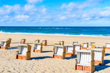 Kuzey Denizi, Almanya 'daki Sylt Adası' ndaki Wenningstedt köyündeki beyaz kumlu plajda hasır sandalyeler