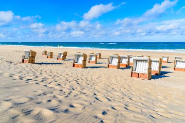 Kumlu Wenningstedt sahilinde sandalyeler, Sylt Adası, Almanya