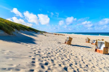 Kuzey Denizi, Almanya 'daki Sylt Adası' ndaki Wenningstedt köyündeki beyaz kumlu plajda hasır sandalyeler