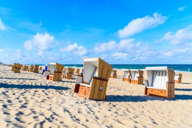 Kuzey Denizi, Almanya 'daki Sylt Adası' ndaki Wenningstedt köyündeki beyaz kumlu plajda hasır sandalyeler