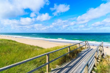 Kuzey Denizi, Almanya 'daki Sylt Adası' ndaki Westerland köyündeki güzel plaja giden yol.