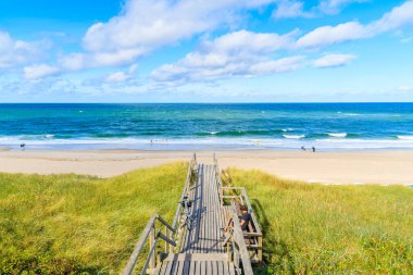 Kuzey Denizi, Almanya 'daki Sylt Adası' ndaki Westerland köyündeki güzel plaja giden yol.