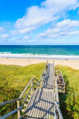 Kuzey Denizi, Almanya 'daki Sylt Adası' ndaki Westerland köyündeki güzel plaja giden yol.