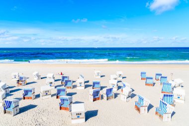 Sylt Adası, Kuzey Denizi, Almanya 'daki Kampen köyündeki kumlu plajda hasır sandalyeler