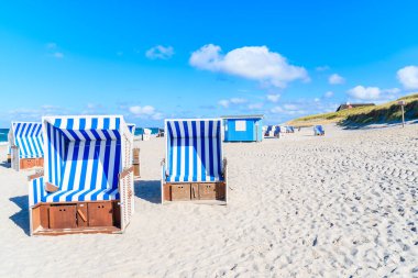 Sylt Adası, Kuzey Denizi, Almanya 'daki Kampen köyündeki kumlu plajda hasır sandalyeler