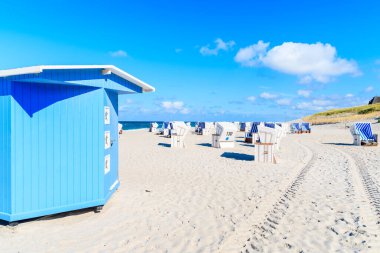 Sylt Adası, Kuzey Denizi, Almanya 'daki Kampen köyündeki kumlu plajda hasır sandalyeler