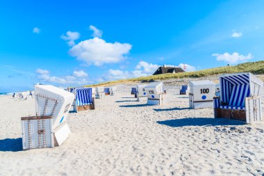 Sylt Adası, Kuzey Denizi, Almanya 'daki Kampen köyündeki kumlu plajda hasır sandalyeler