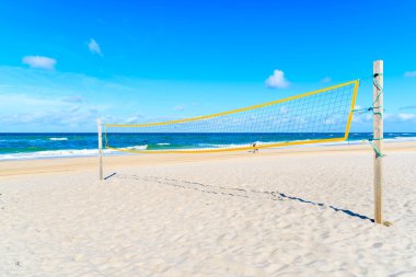 Kuzey Denizi, Almanya 'daki Sylt adasında Kampen köyü yakınlarındaki kumlu plajda voleybol ağı
