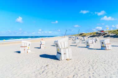 Güneşli yaz gününde Kampen sahilinde hasır sandalyeler, Sylt Adası, Kuzey Denizi, Almanya