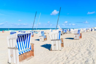 Güneşli yaz gününde Kampen sahilinde hasır sandalyeler, Sylt Adası, Kuzey Denizi, Almanya