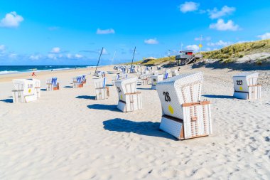 SYLT Adaları, Almanya - 11 EP 2016: Kampen Köyü, Sylt Adası, Almanya 'daki güzel plajda Sandalyeler.