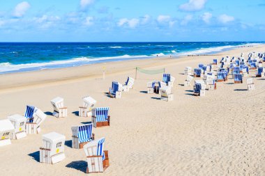 Güneşli yaz gününde Kampen sahilinde hasır sandalyeler, Sylt Adası, Kuzey Denizi, Almanya