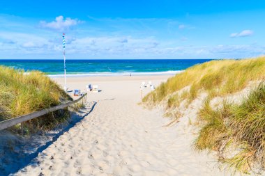 Güneşli yaz gününde Kampen plajına giden yol, Sylt Adası, Kuzey Denizi, Almanya