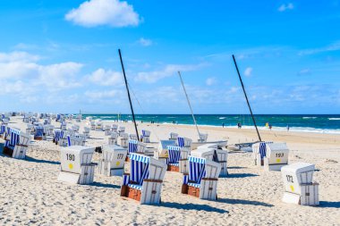 Kampen Köyü, Sylt Adası, Almanya 'daki güzel sahilde sandalyeler ve katamaran tekneleri