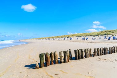 Güneşli yaz gününde Kampen sahilindeki tahta dalgalar Kuzey Denizi, Almanya