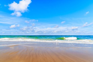 Güneşli yaz gününde Kampen sahilinde güzel deniz dalgaları, Sylt Adası, Kuzey Denizi, Almanya