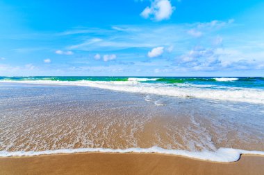 Güneşli yaz gününde Kampen sahilinde güzel deniz dalgaları, Sylt Adası, Kuzey Denizi, Almanya