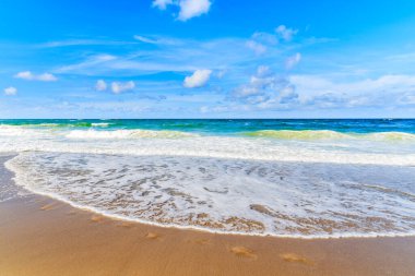Güneşli yaz gününde Kampen sahilinde güzel deniz dalgaları, Sylt Adası, Kuzey Denizi, Almanya
