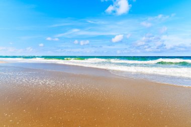 Güneşli yaz gününde Kampen sahilinde güzel deniz dalgaları, Sylt Adası, Kuzey Denizi, Almanya