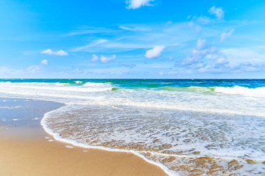 Güneşli yaz gününde Kampen sahilinde güzel deniz dalgaları, Sylt Adası, Kuzey Denizi, Almanya