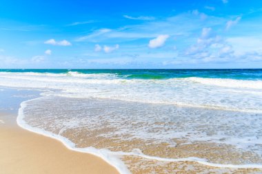 Güneşli yaz gününde, Sylt Island, Almanya güzel kum plajındaki dalgalar deniz