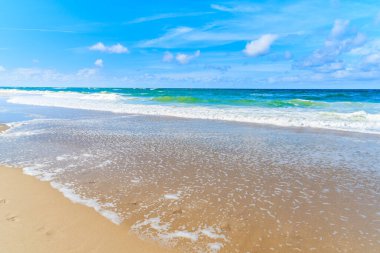 Güneşli yaz gününde Kampen sahilinde güzel deniz dalgaları, Sylt Adası, Kuzey Denizi, Almanya