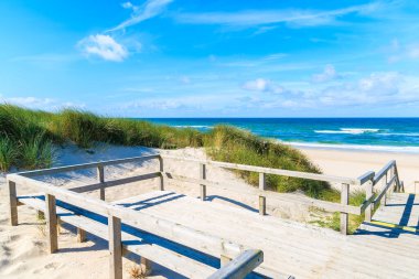 Almanya 'nın Sylt Adası' ndaki cennet kumlu plaj manzaralı ahşap platform