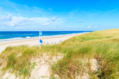 Kampen köyündeki kum tepesi ve plaj manzarası, Sylt Adası, Kuzey Denizi, Almanya