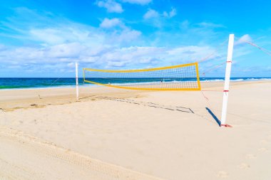 Almanya 'nın Sylt adasındaki Kampen köyündeki beyaz kumsalda voleybol ağı