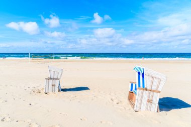 Kampen köyündeki kumlu sahilde hasır sandalyeler, Sylt Adası, Kuzey Denizi, Almanya