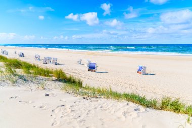 Kampen Köyü, Sylt Adası, Kuzey Denizi, Almanya 'daki kum tepeciği ve hasır sandalyelerin manzarası